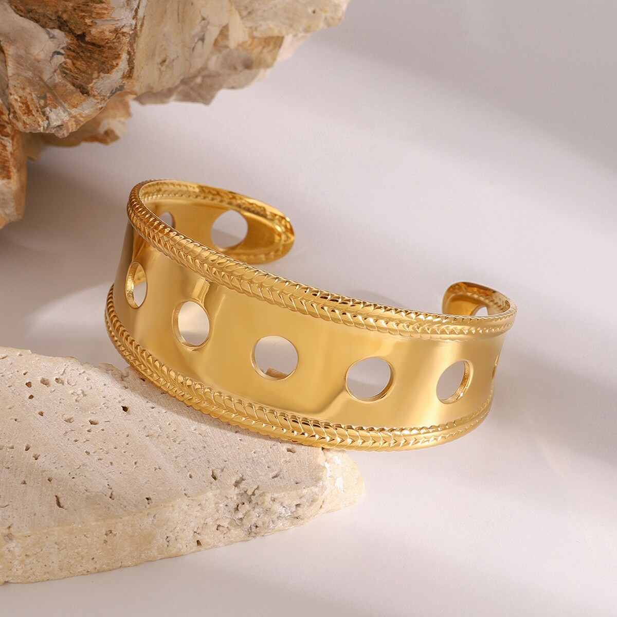 1 Piece Simple Casual Style Solid Color Hollowed-out Shape Stainless Steel 18K Gold Plated Women's Cuff Bracelets 